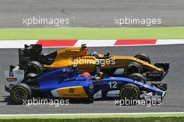 Felipe Nasr (BRA) Sauber C35 and Jolyon Palmer (GBR) Renault Sport F1 Team RS16. 15.05.2016. Formula 1 World Championship, Rd 5, Spanish Grand Prix, Barcelona, Spain, Race Day.