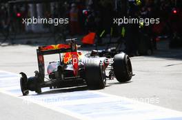 Daniel Ricciardo (AUS) Red Bull Racing RB12 pits late in the race with a puncture. 15.05.2016. Formula 1 World Championship, Rd 5, Spanish Grand Prix, Barcelona, Spain, Race Day.