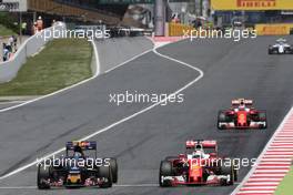 Carlos Sainz (ESP), Scuderia Toro Rosso and Sebastian Vettel (GER), Scuderia Ferrari  15.05.2016. Formula 1 World Championship, Rd 5, Spanish Grand Prix, Barcelona, Spain, Race Day.