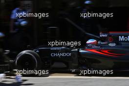 Fernando Alonso (ESP) McLaren MP4-31 makes a pit stop. 15.05.2016. Formula 1 World Championship, Rd 5, Spanish Grand Prix, Barcelona, Spain, Race Day.
