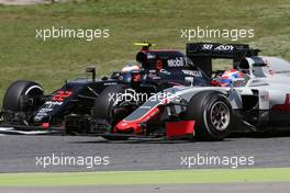 Romain Grosjean (FRA), Haas F1 Team and Jenson Button (GBR), McLaren Honda  15.05.2016. Formula 1 World Championship, Rd 5, Spanish Grand Prix, Barcelona, Spain, Race Day.