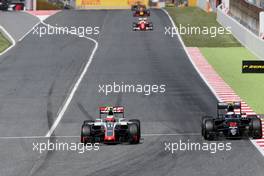 Esteban Gutierrez (MEX), Haas F1 Team and Jenson Button (GBR), McLaren Honda  15.05.2016. Formula 1 World Championship, Rd 5, Spanish Grand Prix, Barcelona, Spain, Race Day.