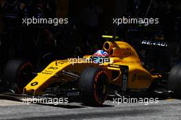 Jolyon Palmer (GBR) Renault Sport F1 Team RS16 makes a pit stop. 15.05.2016. Formula 1 World Championship, Rd 5, Spanish Grand Prix, Barcelona, Spain, Race Day.