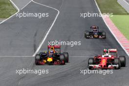 Daniel Ricciardo (AUS), Red Bull Racing and Sebastian Vettel (GER), Scuderia Ferrari  15.05.2016. Formula 1 World Championship, Rd 5, Spanish Grand Prix, Barcelona, Spain, Race Day.