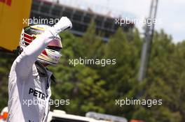 Pole for Lewis Hamilton (GBR) Mercedes AMG F1 W07 . 14.05.2016. Formula 1 World Championship, Rd 5, Spanish Grand Prix, Barcelona, Spain, Qualifying Day.