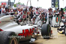Haas F1 Team practices a pit stop. 15.05.2016. Formula 1 World Championship, Rd 5, Spanish Grand Prix, Barcelona, Spain, Race Day.