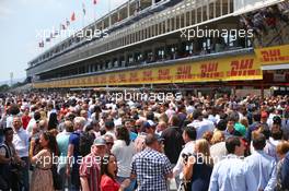 Fans in the pit lane. 15.05.2016. Formula 1 World Championship, Rd 5, Spanish Grand Prix, Barcelona, Spain, Race Day.