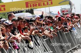 Fans in the pit lane. 12.05.2016. Formula 1 World Championship, Rd 5, Spanish Grand Prix, Barcelona, Spain, Preparation Day.