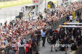 Fans in the pit lane. 12.05.2016. Formula 1 World Championship, Rd 5, Spanish Grand Prix, Barcelona, Spain, Preparation Day.
