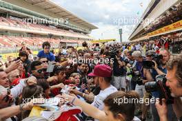 Lewis Hamilton (GBR) Mercedes AMG F1 signs autographs for the fans. 12.05.2016. Formula 1 World Championship, Rd 5, Spanish Grand Prix, Barcelona, Spain, Preparation Day.