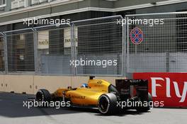 Jolyon Palmer (GBR) Renault Sport F1 Team RS16 runs wide. 18.06.2016. Formula 1 World Championship, Rd 8, European Grand Prix, Baku Street Circuit, Azerbaijan, Qualifying Day.