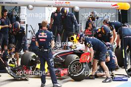 Daniel Ricciardo (AUS) Red Bull Racing RB12 practices a pit stop. 08.07.2016. Formula 1 World Championship, Rd 10, British Grand Prix, Silverstone, England, Practice Day.