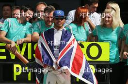 Race winner Lewis Hamilton (GBR) Mercedes AMG F1 celebrates with the team. 10.07.2016. Formula 1 World Championship, Rd 10, British Grand Prix, Silverstone, England, Race Day.