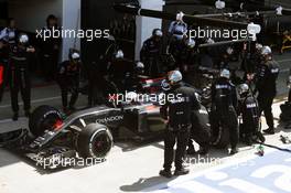 Fernando Alonso (ESP) McLaren MP4-31 makes a pit stop. 10.07.2016. Formula 1 World Championship, Rd 10, British Grand Prix, Silverstone, England, Race Day.
