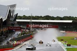 lh Lewis Hamilton (GBR) Mercedes AMG F1 W07 Hybrid leads behind the FIA Safety Car. 10.07.2016. Formula 1 World Championship, Rd 10, British Grand Prix, Silverstone, England, Race Day.