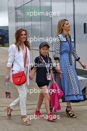 Geri Halliwell (GBR) Singer (Left) with daughter Bluebell. 10.07.2016. Formula 1 World Championship, Rd 10, British Grand Prix, Silverstone, England, Race Day.