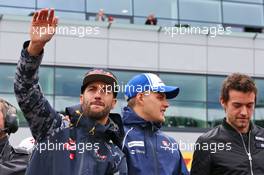 (L to R): Daniel Ricciardo (AUS) Red Bull Racing with Marcus Ericsson (SWE) Sauber F1 Team and Jolyon Palmer (GBR) Renault Sport F1 Team on the drivers parade. 10.07.2016. Formula 1 World Championship, Rd 10, British Grand Prix, Silverstone, England, Race Day.