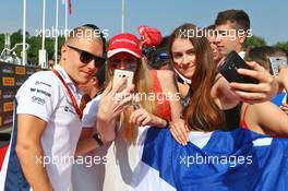 Valtteri Bottas (FIN) Williams with fans. 23.07.2016. Formula 1 World Championship, Rd 11, Hungarian Grand Prix, Budapest, Hungary, Qualifying Day.