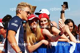 Marcus Ericsson (SWE) Sauber F1 Team with fans. 23.07.2016. Formula 1 World Championship, Rd 11, Hungarian Grand Prix, Budapest, Hungary, Qualifying Day.