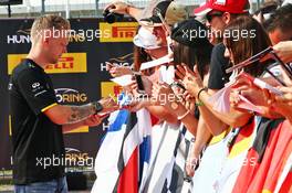 Kevin Magnussen (DEN) Renault Sport F1 Team signs autographs for the fans. 23.07.2016. Formula 1 World Championship, Rd 11, Hungarian Grand Prix, Budapest, Hungary, Qualifying Day.