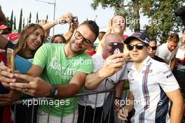 Felipe Massa (BRA) Williams with fans. 02.09.2016. Formula 1 World Championship, Rd 14, Italian Grand Prix, Monza, Italy, Practice Day.