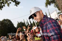 Lewis Hamilton (GBR) Mercedes AMG F1 with fans. 02.09.2016. Formula 1 World Championship, Rd 14, Italian Grand Prix, Monza, Italy, Practice Day.