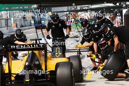Jolyon Palmer (GBR) Renault Sport F1 Team RS16 practices a pit stop. 02.09.2016. Formula 1 World Championship, Rd 14, Italian Grand Prix, Monza, Italy, Practice Day.