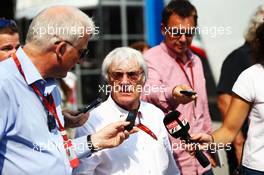 Bernie Ecclestone (GBR) with the media. 02.09.2016. Formula 1 World Championship, Rd 14, Italian Grand Prix, Monza, Italy, Practice Day.