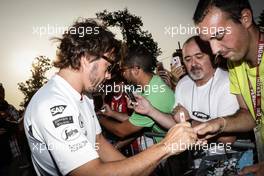 Fernando Alonso (ESP) McLaren signs autographs for the fans. 02.09.2016. Formula 1 World Championship, Rd 14, Italian Grand Prix, Monza, Italy, Practice Day.