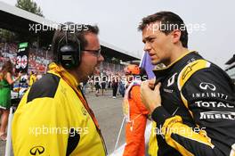 Jolyon Palmer (GBR) Renault Sport F1 Team with Julien Simon-Chautemps (FRA) Renault Sport F1 Team Race Engineer on the grid. 04.09.2016. Formula 1 World Championship, Rd 14, Italian Grand Prix, Monza, Italy, Race Day.