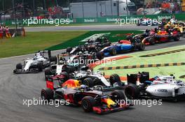 Daniel Ricciardo (AUS) Red Bull Racing RB12 and Lewis Hamilton (GBR) Mercedes AMG F1 W07 Hybrid at the start of the race. 04.09.2016. Formula 1 World Championship, Rd 14, Italian Grand Prix, Monza, Italy, Race Day.