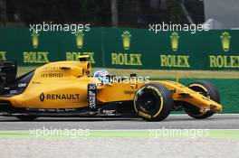 Jolyon Palmer (GBR) Renault Sport F1 Team RS16 with a broken front wing. 04.09.2016. Formula 1 World Championship, Rd 14, Italian Grand Prix, Monza, Italy, Race Day.