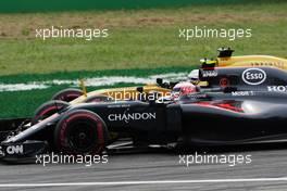 Jenson Button (GBR) McLaren MP4-31 and Kevin Magnussen (DEN) Renault Sport F1 Team RS16 battle for position. 04.09.2016. Formula 1 World Championship, Rd 14, Italian Grand Prix, Monza, Italy, Race Day.