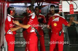 Ferrari mechanics dueing qualifying. 03.09.2016. Formula 1 World Championship, Rd 14, Italian Grand Prix, Monza, Italy, Qualifying Day.
