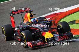 Daniel Ricciardo (AUS) Red Bull Racing RB12. 03.09.2016. Formula 1 World Championship, Rd 14, Italian Grand Prix, Monza, Italy, Qualifying Day.