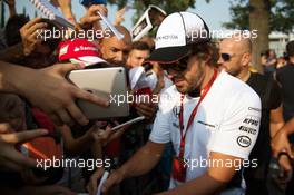 Fernando Alonso (ESP) McLaren signs autographs for the fans. 03.09.2016. Formula 1 World Championship, Rd 14, Italian Grand Prix, Monza, Italy, Qualifying Day.