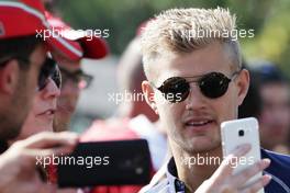 Marcus Ericsson (SWE) Sauber F1 Team with fans. 01.09.2016. Formula 1 World Championship, Rd 14, Italian Grand Prix, Monza, Italy, Preparation Day.