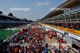 Fans in the pits. 01.09.2016. Formula 1 World Championship, Rd 14, Italian Grand Prix, Monza, Italy, Preparation Day.