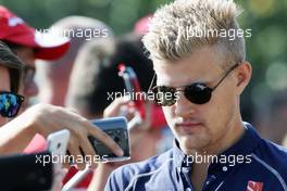 Marcus Ericsson (SWE) Sauber F1 Team signs autographs for the fans. 01.09.2016. Formula 1 World Championship, Rd 14, Italian Grand Prix, Monza, Italy, Preparation Day.
