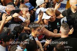 Nico Rosberg (GER) Mercedes AMG F1 with fans. 01.09.2016. Formula 1 World Championship, Rd 14, Italian Grand Prix, Monza, Italy, Preparation Day.