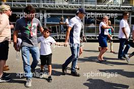 Felipe Massa (BRA) Williams with his son Felipinho Massa (BRA). 01.09.2016. Formula 1 World Championship, Rd 14, Italian Grand Prix, Monza, Italy, Preparation Day.