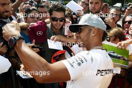 Lewis Hamilton (GBR) Mercedes AMG F1 with fans. 01.09.2016. Formula 1 World Championship, Rd 14, Italian Grand Prix, Monza, Italy, Preparation Day.