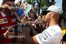 Lewis Hamilton (GBR) Mercedes AMG F1 signs autographs for the fans. 01.09.2016. Formula 1 World Championship, Rd 14, Italian Grand Prix, Monza, Italy, Preparation Day.