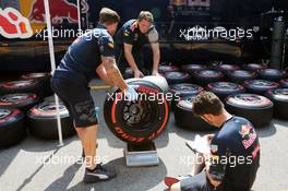 Red Bull Racing mechanics weigh a Pirelli tyre. 01.09.2016. Formula 1 World Championship, Rd 14, Italian Grand Prix, Monza, Italy, Preparation Day.
