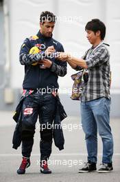 Daniel Ricciardo (AUS) Red Bull Racing signs autographs for the fans. 07.10.2016. Formula 1 World Championship, Rd 17, Japanese Grand Prix, Suzuka, Japan, Practice Day.