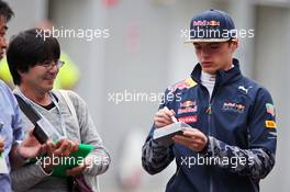 Max Verstappen (NLD) Red Bull Racing signs autographs for the fans. 07.10.2016. Formula 1 World Championship, Rd 17, Japanese Grand Prix, Suzuka, Japan, Practice Day.