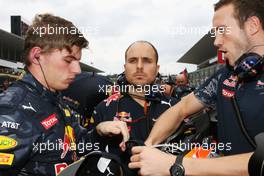 (L to R): Max Verstappen (NLD) Red Bull Racing with Gianpiero Lambiase (ITA) Red Bull Racing Engineer and Jake Aliker (GBR) Personal Trainer on the grid. 09.10.2016. Formula 1 World Championship, Rd 17, Japanese Grand Prix, Suzuka, Japan, Race Day.