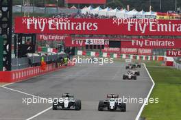 Lewis Hamilton (GBR) Mercedes AMG F1 W07 Hybrid and Nico Hulkenberg (GER) Sahara Force India F1 VJM09 battle for position. 09.10.2016. Formula 1 World Championship, Rd 17, Japanese Grand Prix, Suzuka, Japan, Race Day.
