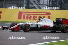 Esteban Gutierrez (MEX) Haas F1 Team VF-16 recovers after a spin. 09.10.2016. Formula 1 World Championship, Rd 17, Japanese Grand Prix, Suzuka, Japan, Race Day.