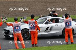 Marshals wave at Charlie Whiting (GBR) FIA Delegate in the FIA Safety Car.